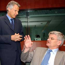 KRITISERTE IRAN: EUs utenriksministre, her ved Joschka Fischer, Tyskland, og Dominique de Villepin, Frankrike, ber Iran samarbeide bedre. Foto Scanpix/AP KRITISERTE IRAN: EUs utenriksministre, her ved Joschka Fischer, Tyskland, og Dominique de Villepin, Frankrike, ber Iran samarbeide bedre. Foto Scanpix/AP