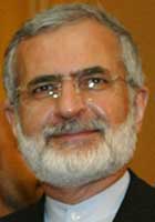 Irans utenriksminister Kamal Kharazi roser USAs midlertidige fjerning av sanksjonene.