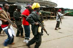 Regjeringssoldater prøver å ta tilbake ei bru i Monrovia. (Foto: G. Gobet, AFP) 