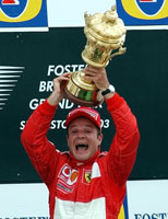 Rubens Barrichello jublet hemningsløst etter å ha vunnet på Silverstone. Men nå har han ødelagt trofeet. (Foto: AP Photo/Max Nash)