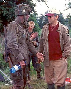  Matthew Settle og Steven Spielberg under innspillingen av "Krigens brorskap" (Foto: Home Box Office)