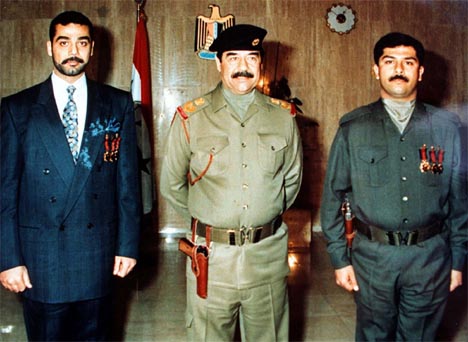 Saddam Hussein fotografert med sønnene Uday (til venstre) og Qusay i et fotografi fra desember 1996. (Foto: Reuters/Scanpix)