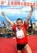 Bjørnar Valstad jubler etter seieren i et verdenscup-løp i Shanghai. Foto: Thommy Nyhlen/SCANPIX.