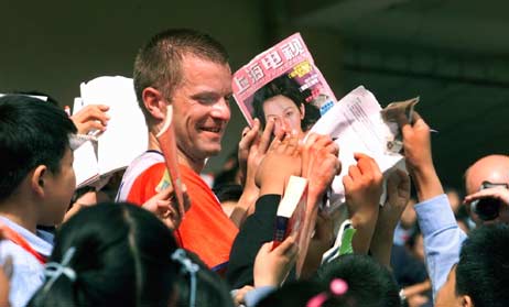 Mange vil ha autografer etter at Bjørnar Valstad gikk til topps i et verdenscup-løp i parkorientering i Shanghai. Foto: Thommy Nyhlen/SCANPIX.