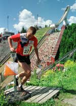 Bjørnar Valstad "stempler" på siste post før målpassering under verdenscup-løp i sprint i Holmenkollen. Foto: Jan Greve/SCANPIX.