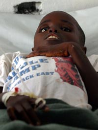 BARN LIDER: Mange barn er syke og lider av akutt mangel på mat og vann i Liberia (Foto: AP/ Scanpix). BARN LIDER: Mange barn er syke og lider av akutt mangel på mat og vann i Liberia (Foto: AP/ Scanpix).