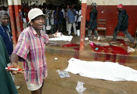 TRAGEDIE: Folk fortvilte etter angrepet på en skole i nærheten av ambassadestrøket i Monrovia i dag. Foto: Scanpix/AP