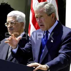 SA JA: President George W. Bush bekreftet under pressekonferansen med den palestinske statsministeren Mahmoud Abbas at USA sender militære styrker til Liberia. Foto: Scanpix/AFP. 