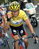 Lance Armstrong skåler på siste etappe tour de france 2003 (Foto: Christophe Ena/AP)