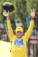 Lance Armstrong med det synlige beviset for seieren i Tour de France 2003. (Foto: Laurent Rebours/AP)