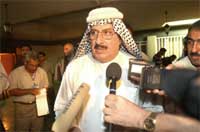 Rabia Muhammad al-Habib møter pressen etter raidet mot hjemmet hans (Scanpix/AP)