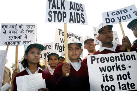 Skoleungdom deltar i en markering som skal øke bevisstheten om hiv og aids (Foto Scanpix/AP) Skoleungdom deltar i en markering som skal øke bevisstheten om hiv og aids (Foto Scanpix/AP)