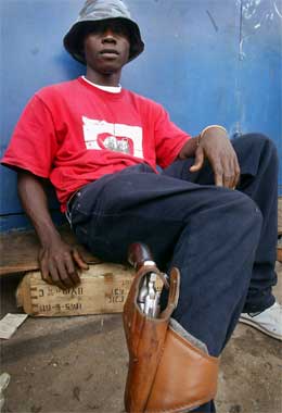 Ein typisk representant for soldatane som utkjempar borgarkrigen i Liberia. Denne ungguten kjempar på regjeringssida. (Foto: Ben Curtis, AP) Ein typisk representant for soldatane som utkjempar borgarkrigen i Liberia. Denne ungguten kjempar på regjeringssida. (Foto: Ben Curtis, AP)