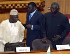 ECOWAS-MØTE: Presidentene av Nigeria, Togo og Ghana var blant topplederne som i dag møttes for å diskutere forholdene i Liberia. (Foto: Scanpix)