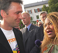 Shemekia Copeland sammen med daværende Statsminister Jens Stoltenberg under åpning av Notodden Blues Festival i 2001. Foto: Heiko Junge / SCANPIX.