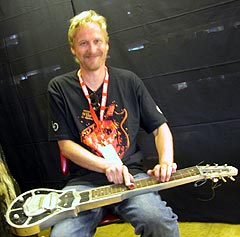 Jostein Forsberg spiller på det som skal være prototypen til den første elektriske slide-gitar. Foto: Jørn Gjersøe, nrk.no/musikk.