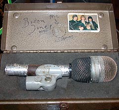 Denne mirkofonen skal ha tilhørt Brian Jones og ble brukt under Rolling Stones' konsert i Norge i 1965. Foto: Jørn Gjersøe, nrk.no/musikk.