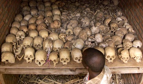 En mann ser på hodeskaller ved et minnesmerke for ofrene for folkemordet i Rwanda i 1994. Foto: Saurabh Das, AP/Scanpix