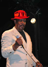 Eddie Floyd fikk lånt seg en hatt av en publikummer. Foto: Per Ole Hagen Eddie Floyd fikk lånt seg en hatt av en publikummer. Foto: Per Ole Hagen