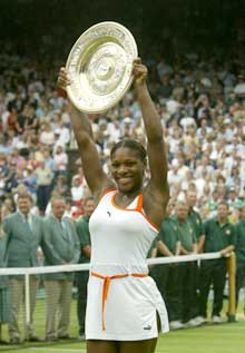 Serena Williams jubler etter seieren i Wimbledon i 2003. (Foto: AP/Scanpix) 