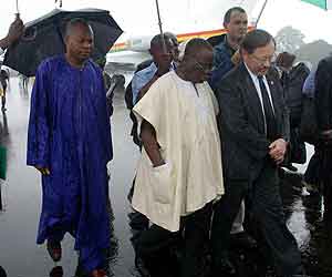 Den vestafrikanske delegasjonen kommer til Monrovia. Foto: Luc Gnago, Reuters