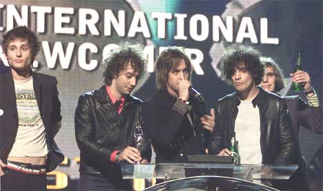 The Strokes henter prisen for beste nykommer under Brit Awards 2002. Foto: Kieran Doherty / AP.