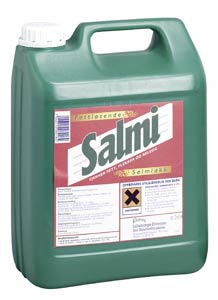 Kvinnen har tidligere kastet salmiakk i ansiktet på en mann. Kvinnen har tidligere kastet salmiakk i ansiktet på en mann.