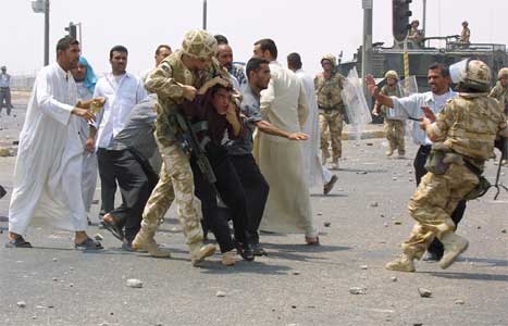 Rasende irakere protesterte lørdag i byen Basra i Sør-Irak mot mangel på drivstoff og strøm. Britiske soldater måtte skyte i lufta for å holde folkemassen på avstand. 