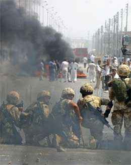 Det utspant seg dramatiske scener i Basra i dag. (AFP-foto) 