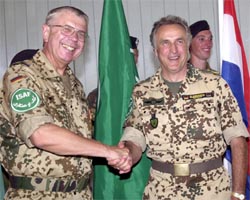 General Norbert van Heyst (t.v.) overleverte kommandoen til NATO-general Gotz Gliemeroth i Kabul i dag. (Foto: AP/Scanpix)