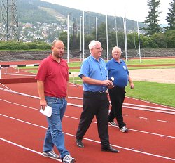 F.v. Torstein Busland fra Park og idrettsadministrasjonen i Drammen, Svein Arme Hansen, president i Norges Friidrettsforbund og Ole Petter Sandvig arrangementssjef i Norges friidrettsforbund. F.v. Torstein Busland fra Park og idrettsadministrasjonen i Drammen, Svein Arme Hansen, president i Norges Friidrettsforbund og Ole Petter Sandvig arrangementssjef i Norges friidrettsforbund.