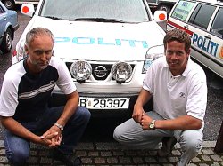 Torstein Seim (t.v.) ved Hol lansmannskontor har tatt initiativet til å gjeninnføre lensmannspatruljen i Hallingdal. Til høyre politibetjent Jarle Dalseide. Politibilen på bildet er ikke identisk med den den nye bilen. Foto: Gunnar Grimstveit. Torstein Seim (t.v.) ved Hol lansmannskontor har tatt initiativet til å gjeninnføre lensmannspatruljen i Hallingdal. Til høyre politibetjent Jarle Dalseide. Politibilen på bildet er ikke identisk med den den nye bilen. Foto: Gunnar Grimstveit.