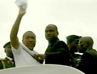 I EKSIL: Charles Taylor vinket med et hvitt tørkle fra flytrappen da han forlot Liberia i dag (Foto: EBU).