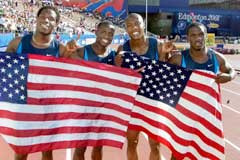 Mickey Grimes (t.v.) jubler sammen med Tim Montgomery, Bernard Williams og Dennis Mitchell etter gullet på 4x100 meter i VM i 2001. (Foto: AP/Scanpix)