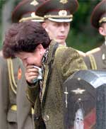 En slektning sørger ved Serafimovskoye- kirkegården i St.Petersburg i dag. (Foto:Alexander Demianchuk/ Reuters) En slektning sørger ved Serafimovskoye- kirkegården i St.Petersburg i dag. (Foto:Alexander Demianchuk/ Reuters)