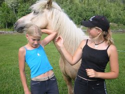 F.v. Kristina Madsen og Tina Kalmo Pedersen er to av jentene som bruker ridesenteret. 