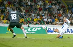 Eidur Gudjohnsen gjør 1-0 for Chelsea. (Foto: Reuters/Scanpix) Eidur Gudjohnsen gjør 1-0 for Chelsea. (Foto: Reuters/Scanpix)