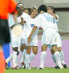 Marseille-spillerne jubler etter at Dmitrij Sytsjev (i midten) har gjort 1-0. (Foto: AP/Scanpix)