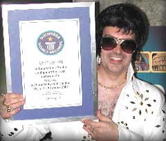 Den britiske Elvis-imitatoren, Gary Jay, har rekorden med 25 timer, 33 minutter og 30 sekunder. Foto: www.garyjay.co.