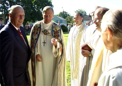 Kongen hilser på prestene utenfor kirken.
