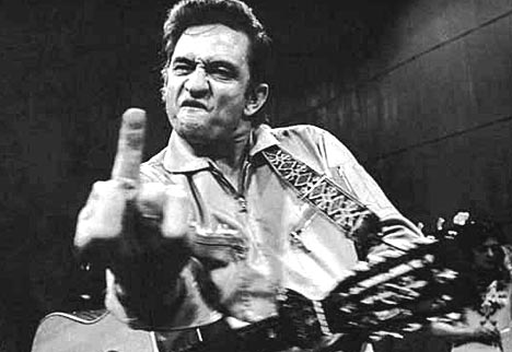 Johnny Cash viste gjerne finger'n. Foto: Arkiv. Johnny Cash viste gjerne finger'n. Foto: Arkiv.
