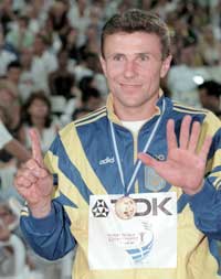 Sergej Bubka vant historiens seks første VM-gull. (Foto: AP/Scanpix) Sergej Bubka vant historiens seks første VM-gull. (Foto: AP/Scanpix)