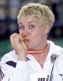 Astrid Kumbernuss har tre VM-gull fra før i kule. (Foto: AP/Scanpix) 