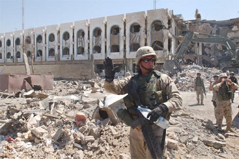 En amerikansk soldat vokter ruinene av FN-hovedkvarteret i Bagdad. (Foto: AP/Scanpix)