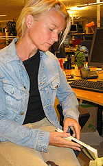 Tone Hødnebø skriver dikt som stråler. Hør henne lese selv i Boktilsynet Tone Hødnebø skriver dikt som stråler. Hør henne lese selv i Boktilsynet