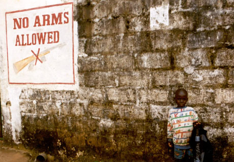 For Liberia og internasjonale organisasjoner som skal hjelpe med gjenoppbyggingen av landet, er de tusener av barn og ungdommer som ikke kjenner enn annen virkelighet enn krig, en stor utfordring. Foto: Kirkens Nødhjelp