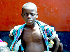 Tusenvis av barn ble tvunget til en tilværelse som soldater under den brutale borgerkrigen i Liberia. Wilson er bare en av mange. Nå tvinges de til å legge ned våpnene. Foto: Kirkens Nødhjelp 