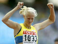 Carolina Klüft jubler etter seieren på 200 meter. (Foto: Reuters/Scanpix) Carolina Klüft jubler etter seieren på 200 meter. (Foto: Reuters/Scanpix)