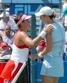Jennifer Capriati trøster Lindsay Davenport etter kampen. (Foto: AP/Scanpix) Jennifer Capriati trøster Lindsay Davenport etter kampen. (Foto: AP/Scanpix)
