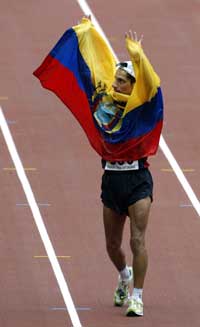 Jefferson Perez etter å ha tatt Ecuadors første VM-gull i friidrett noensinne. (Foto: Reuters(Scanpix)